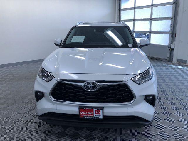 used 2022 Toyota Highlander car, priced at $38,995