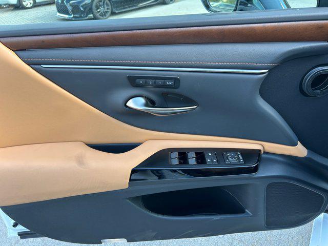 new 2025 Lexus ES 300h car, priced at $50,209