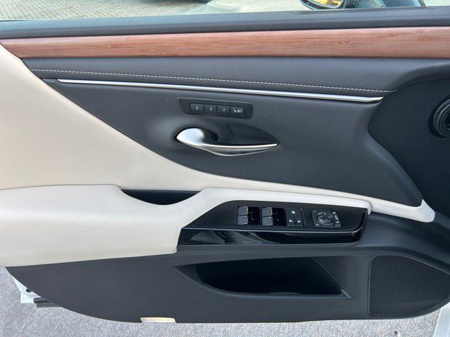 new 2025 Lexus ES 350 car, priced at $45,361