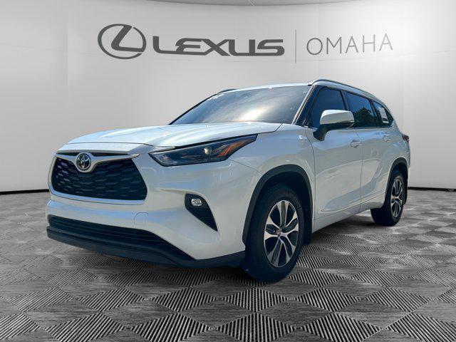 used 2022 Toyota Highlander car, priced at $32,900