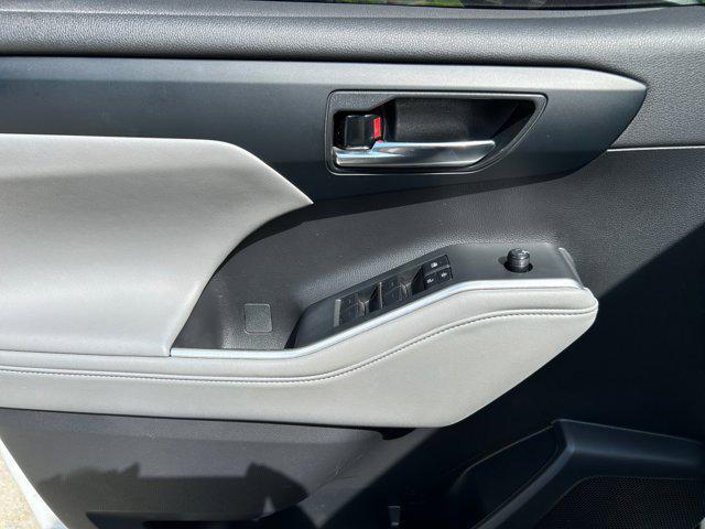used 2022 Toyota Highlander car, priced at $32,900