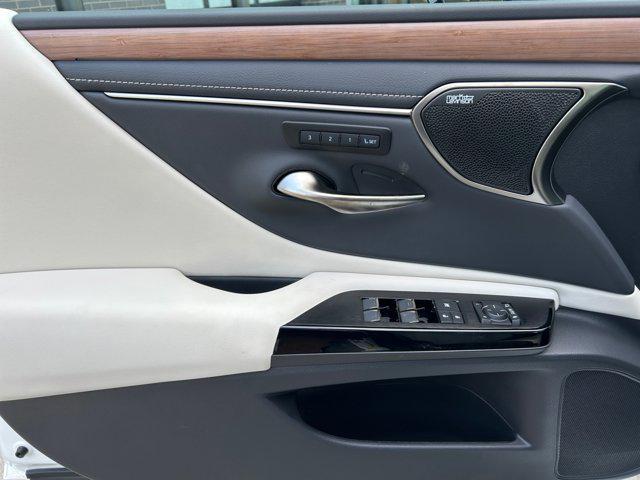 new 2025 Lexus ES 300h car, priced at $54,645