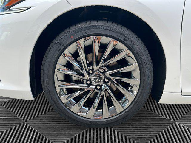 new 2025 Lexus ES 300h car, priced at $54,645