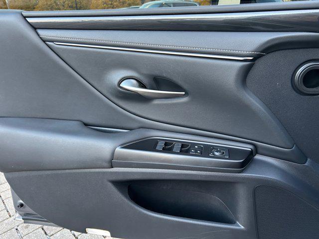 used 2019 Lexus ES 300h car, priced at $29,000