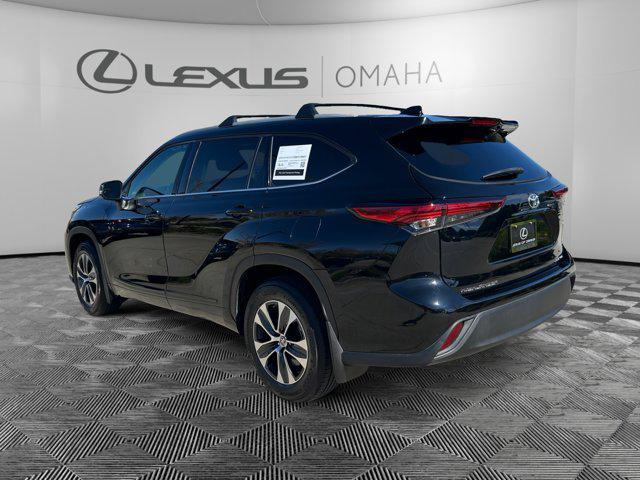 used 2022 Toyota Highlander car, priced at $35,900