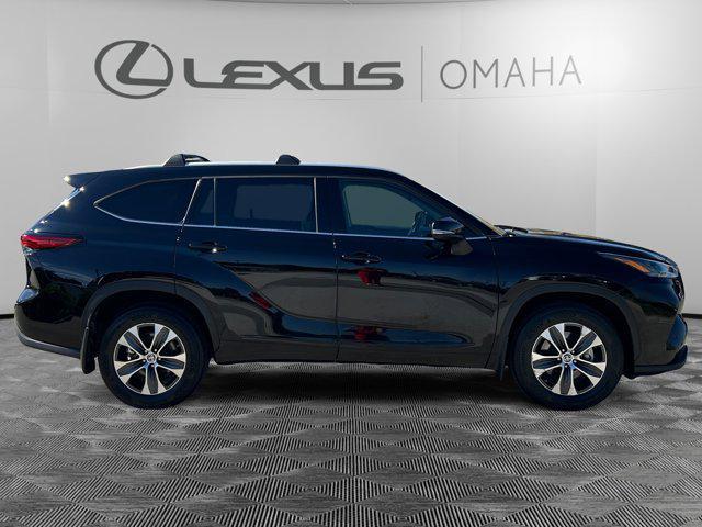 used 2022 Toyota Highlander car, priced at $35,900