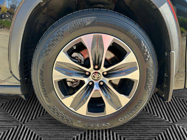 used 2022 Toyota Highlander car, priced at $35,900