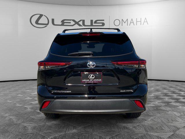 used 2022 Toyota Highlander car, priced at $35,900