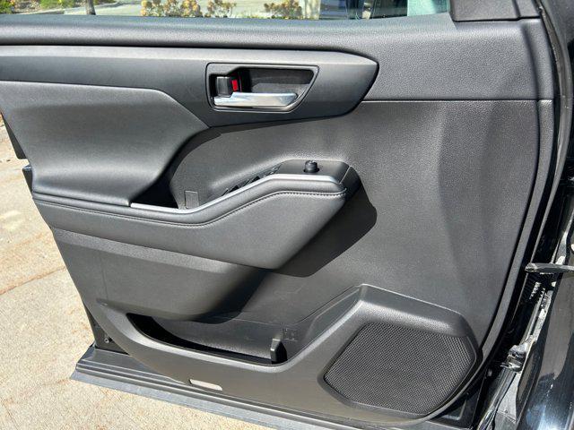 used 2022 Toyota Highlander car, priced at $35,900