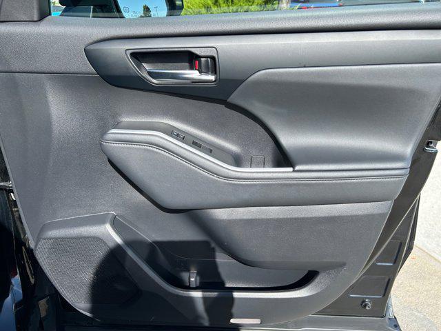 used 2022 Toyota Highlander car, priced at $35,900