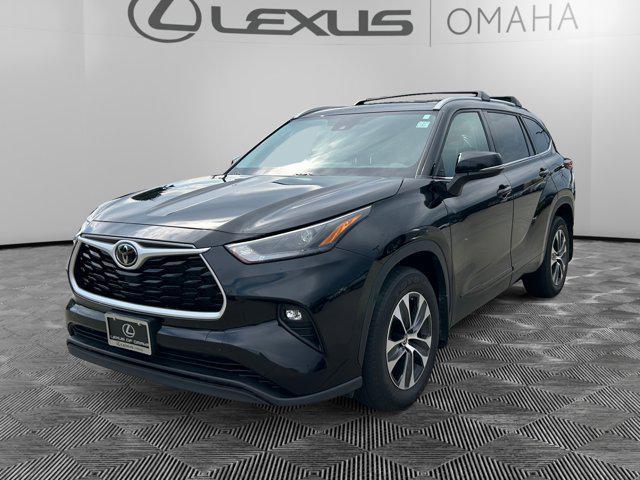 used 2022 Toyota Highlander car, priced at $37,200