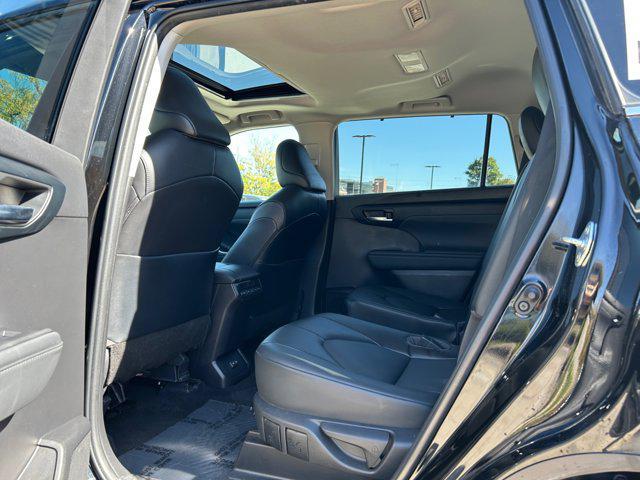 used 2022 Toyota Highlander car, priced at $35,900