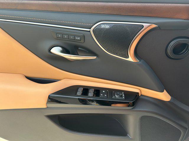 new 2025 Lexus ES 300h car, priced at $54,645