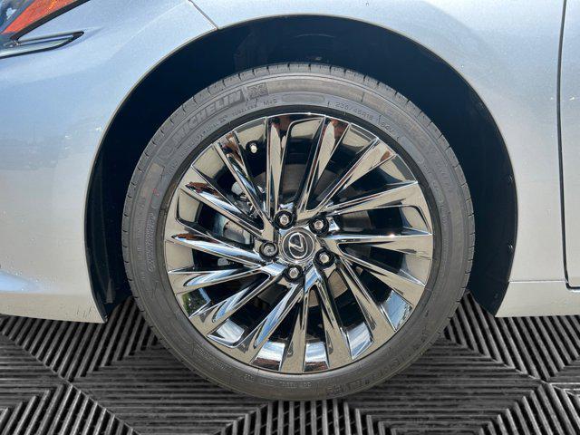 new 2025 Lexus ES 300h car, priced at $54,645