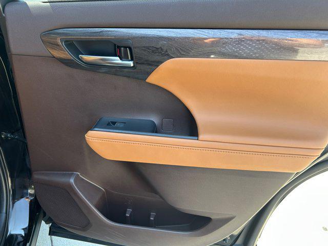 used 2021 Toyota Highlander Hybrid car, priced at $40,900