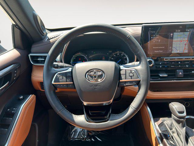 used 2021 Toyota Highlander Hybrid car, priced at $40,900