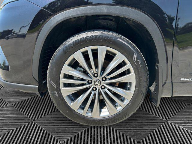 used 2021 Toyota Highlander Hybrid car, priced at $40,900