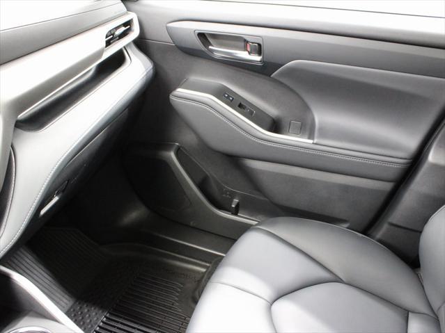 used 2022 Toyota Highlander car, priced at $39,997
