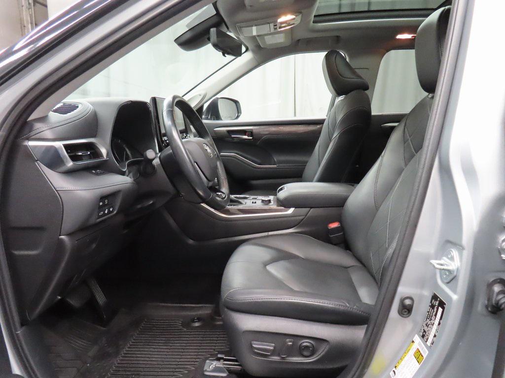 used 2021 Toyota Highlander car, priced at $41,498