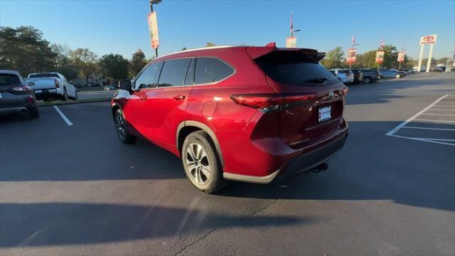 used 2021 Toyota Highlander car, priced at $28,500