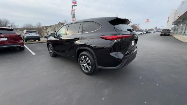 used 2022 Toyota Highlander Hybrid car, priced at $40,000