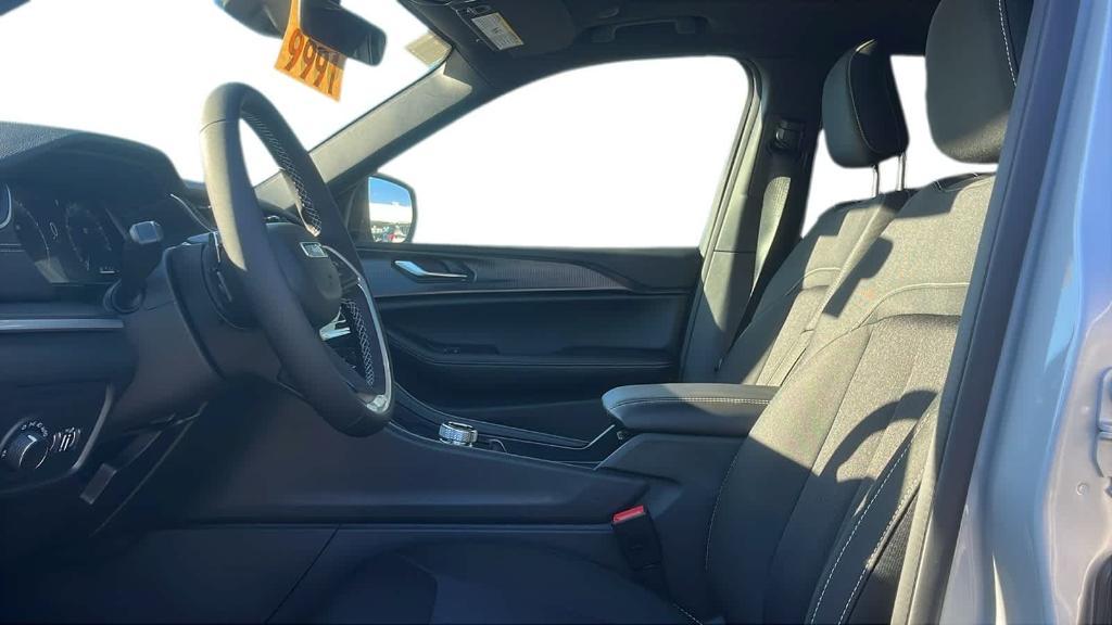 new 2025 Jeep Grand Cherokee car, priced at $42,375