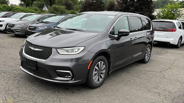 new 2023 Chrysler Pacifica Hybrid car, priced at $42,368