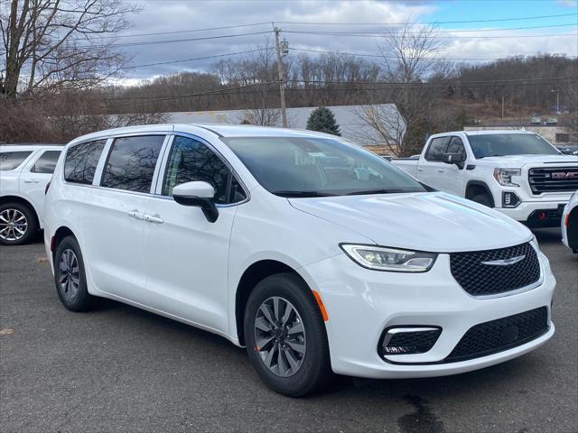 new 2023 Chrysler Pacifica Hybrid car, priced at $41,885