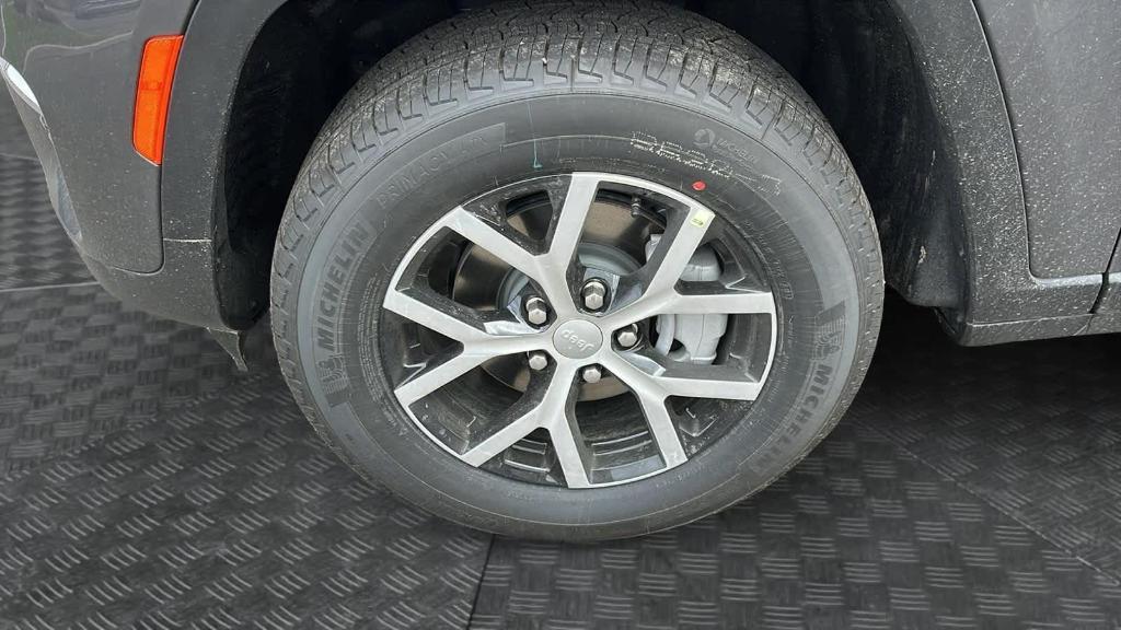 new 2025 Jeep Grand Cherokee car, priced at $50,010