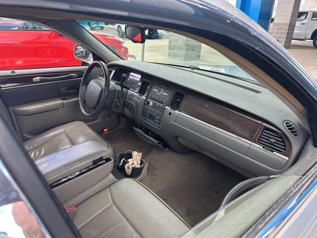 used 2006 Lincoln Town Car car, priced at $5,999