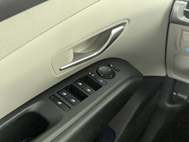 new 2025 Hyundai TUCSON Hybrid car, priced at $37,615