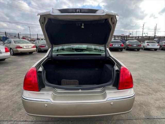 used 2005 Lincoln Town Car car, priced at $12,980