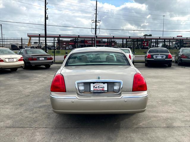 used 2005 Lincoln Town Car car, priced at $12,980