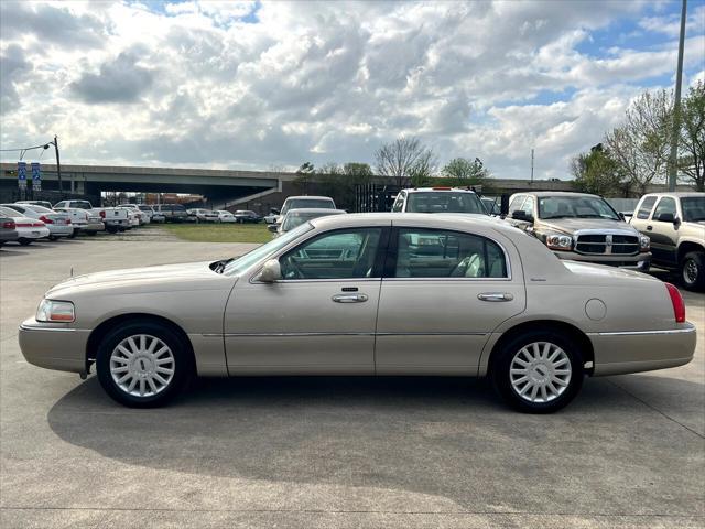 used 2005 Lincoln Town Car car, priced at $12,980