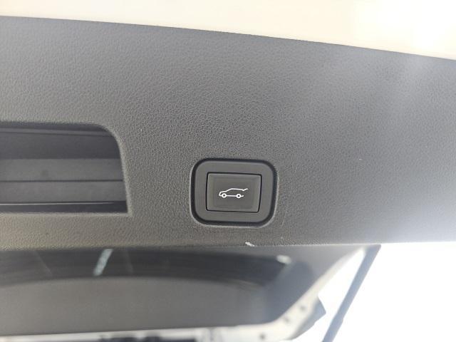 used 2025 Chevrolet Traverse car, priced at $33,452