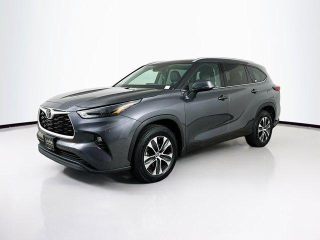 used 2022 Toyota Highlander car, priced at $31,297