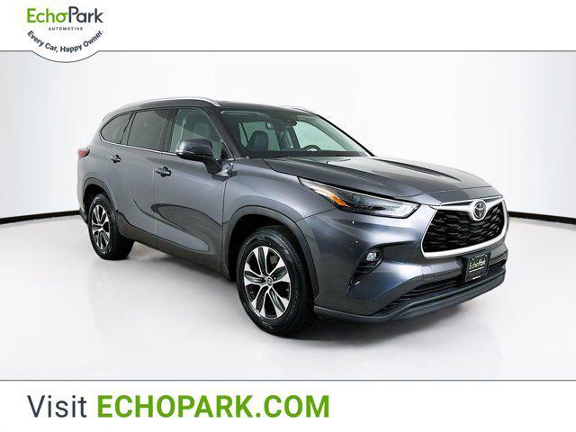 used 2022 Toyota Highlander car, priced at $31,297