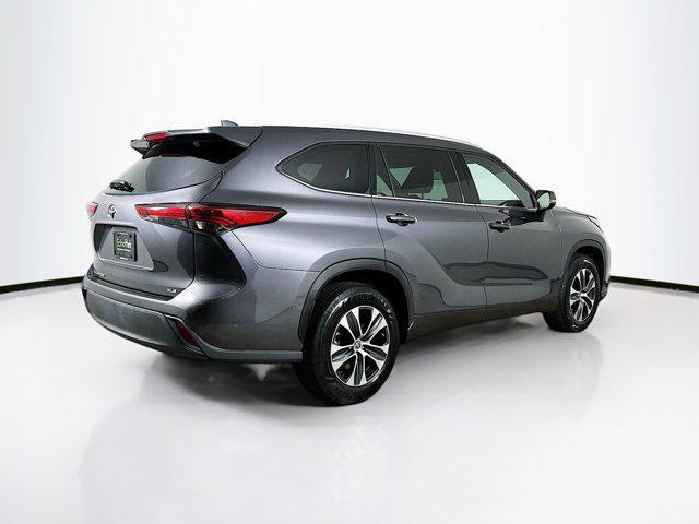 used 2022 Toyota Highlander car, priced at $31,297