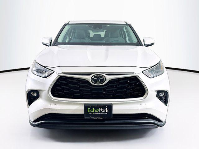 used 2024 Toyota Highlander car, priced at $32,397
