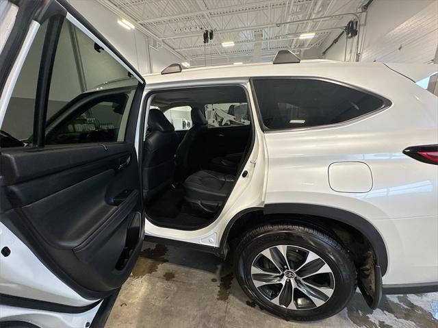 used 2022 Toyota Highlander car, priced at $34,384