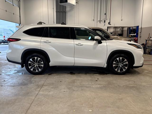 used 2022 Toyota Highlander car, priced at $34,384