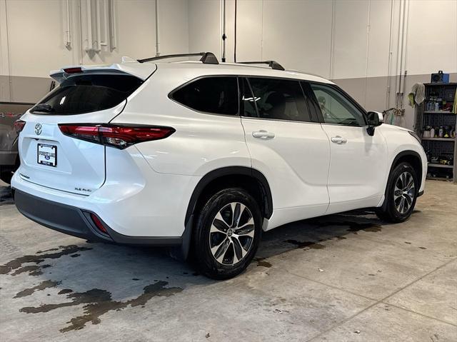 used 2022 Toyota Highlander car, priced at $34,384