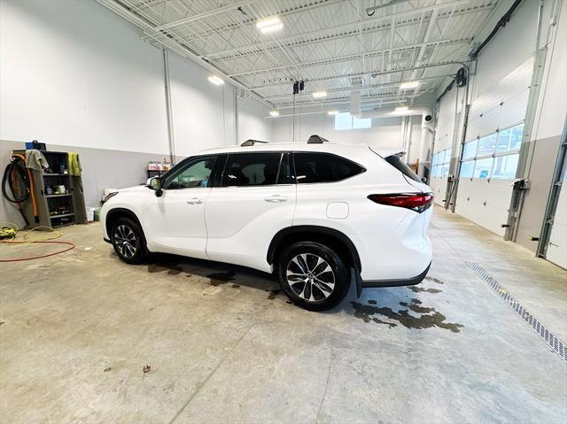 used 2022 Toyota Highlander car, priced at $34,384