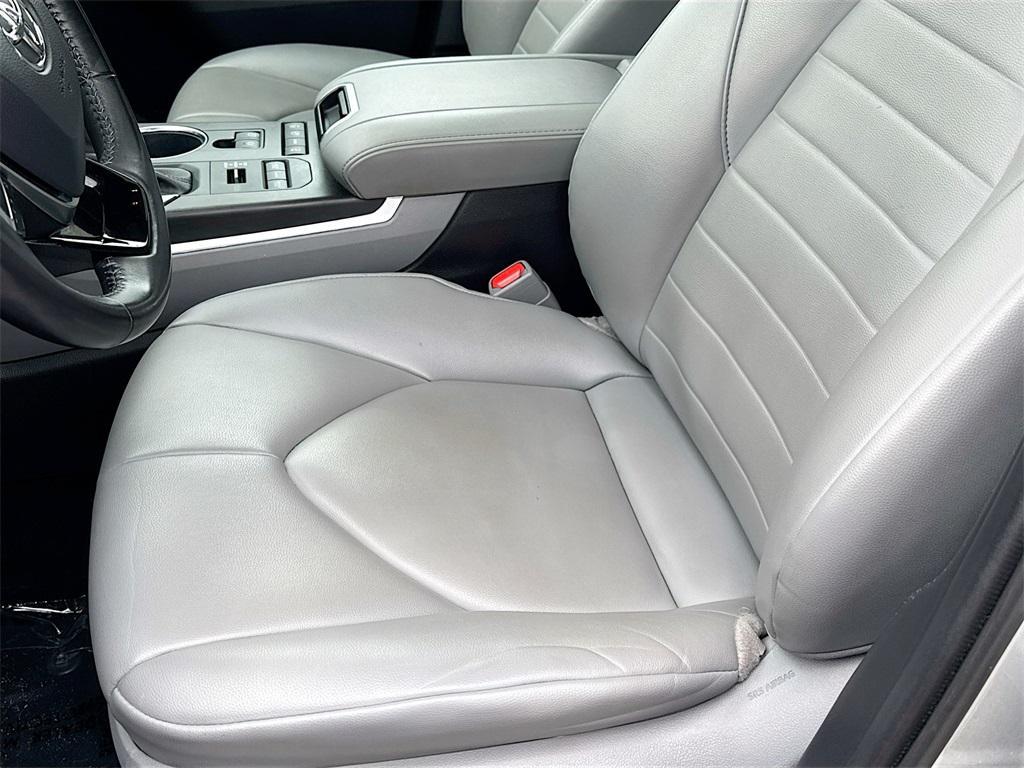 used 2021 Toyota Highlander car, priced at $29,997
