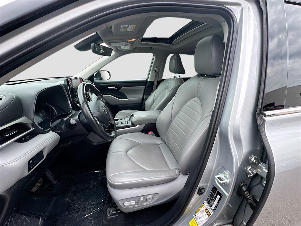 used 2021 Toyota Highlander car, priced at $29,997