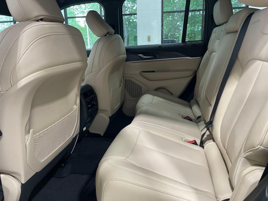 new 2025 Jeep Grand Cherokee car, priced at $40,264