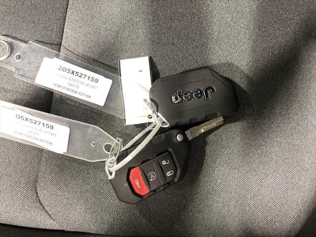 new 2025 Jeep Gladiator car, priced at $39,800