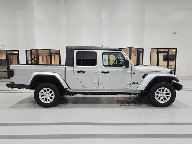 new 2023 Jeep Gladiator car, priced at $39,098