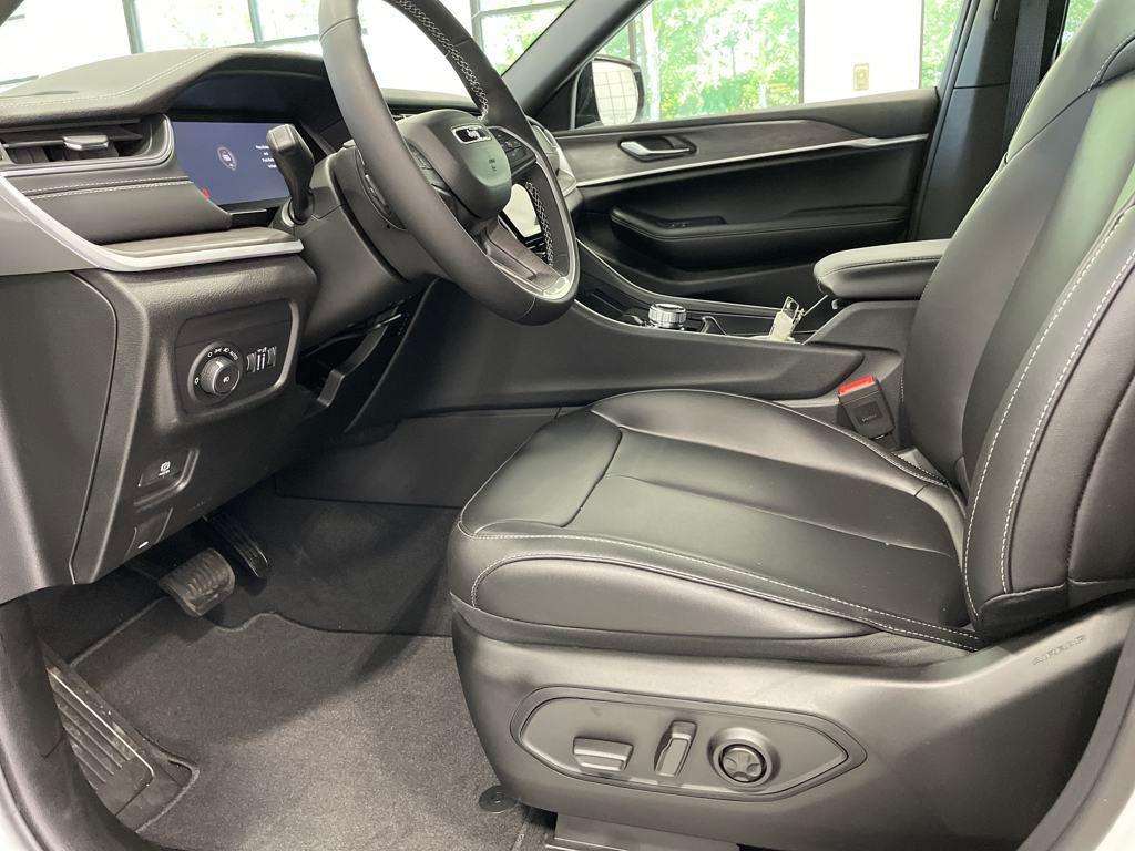 new 2025 Jeep Grand Cherokee car, priced at $38,750
