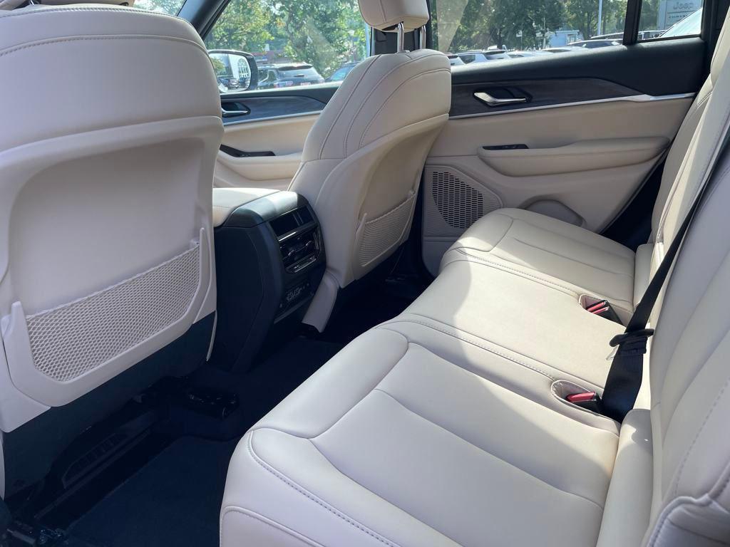 new 2025 Jeep Grand Cherokee car, priced at $41,700